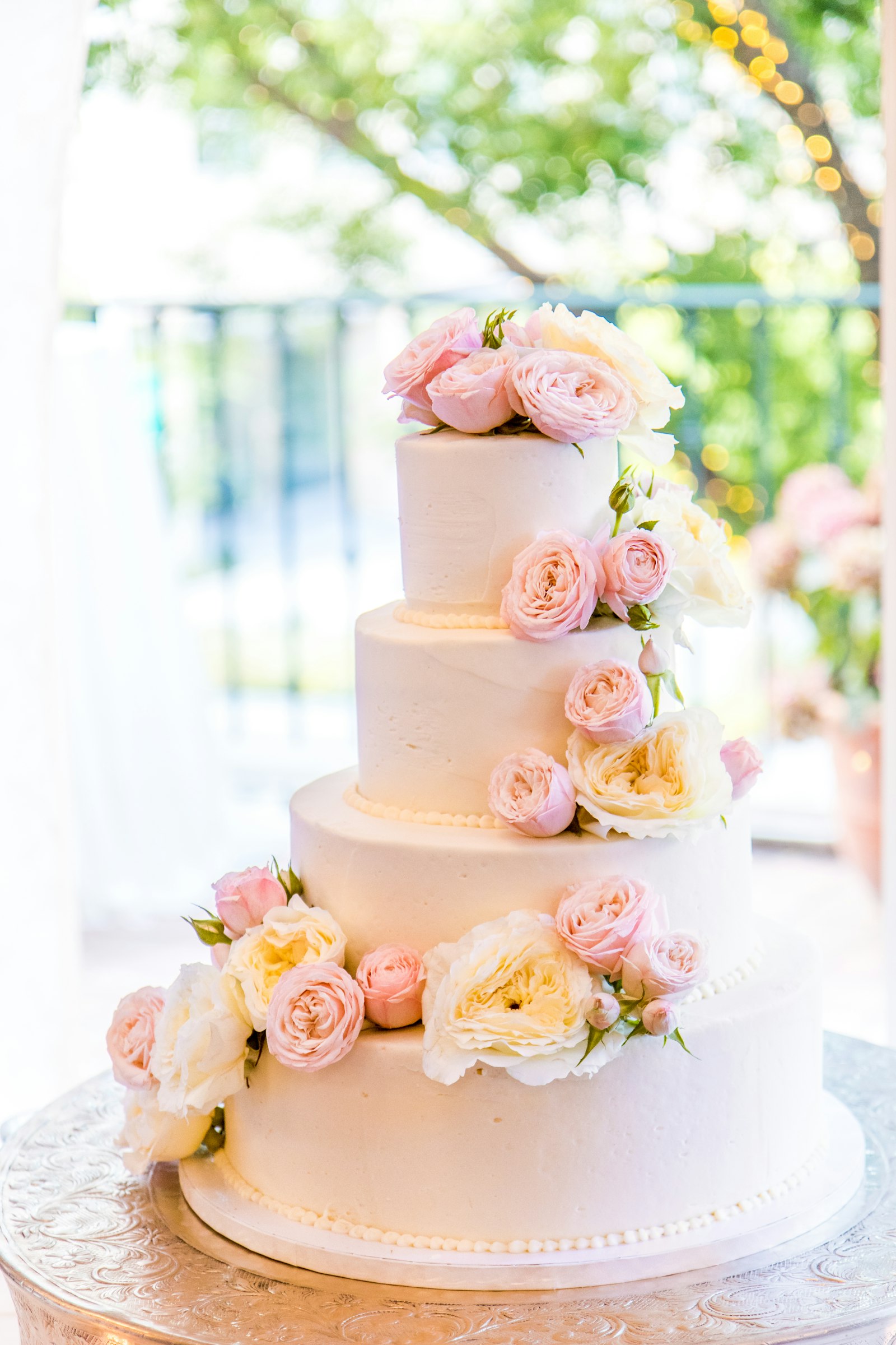 Prachtige bruidstaart versierd met verse bloemen op de trouwdag